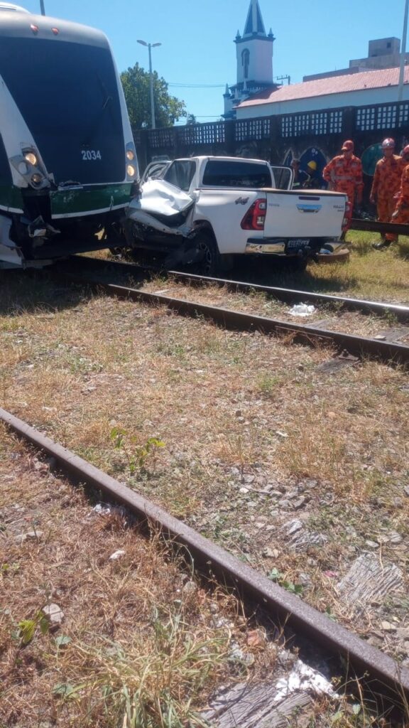 Carro colide com VLT em Fortaleza; ninguém ficou ferido