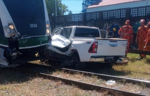 Carro colide com VLT em Fortaleza; ninguém ficou ferido