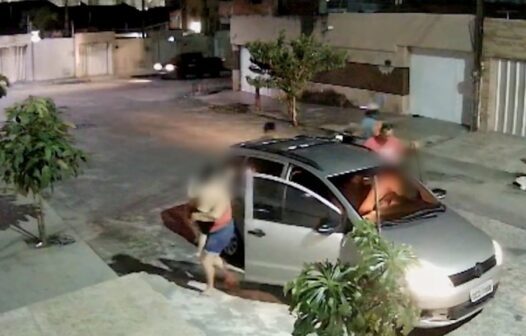 Família é vítima de assalto e entrega carro sob a mira de armas no bairro Passaré