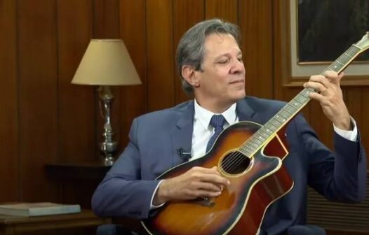 Haddad toca Blackbird, dos Beatles, no violão durante entrevista