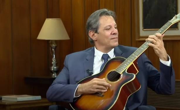 Haddad toca Blackbird, dos Beatles, no violão durante entrevista