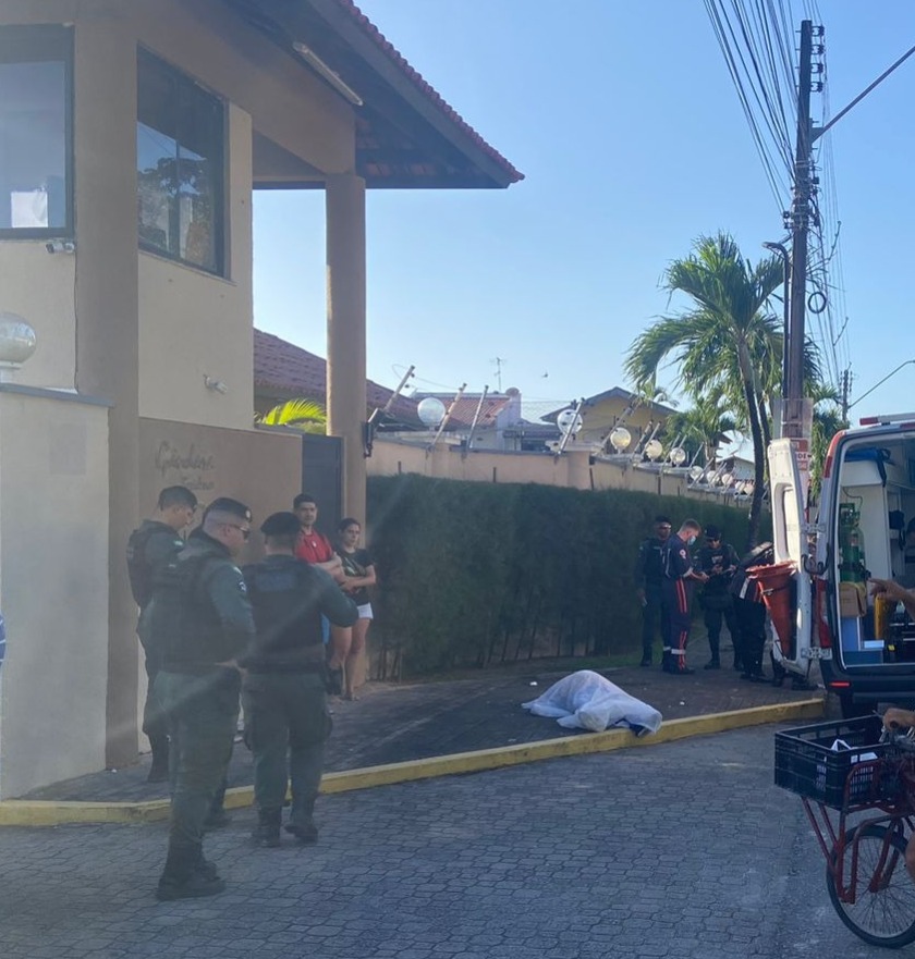 Homem reage a assalto e é assassinado ao buscar esposa no trabalho, em Fortaleza