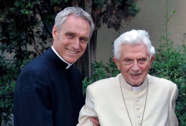 Por onde anda o ex-secretário de Bento XVI?