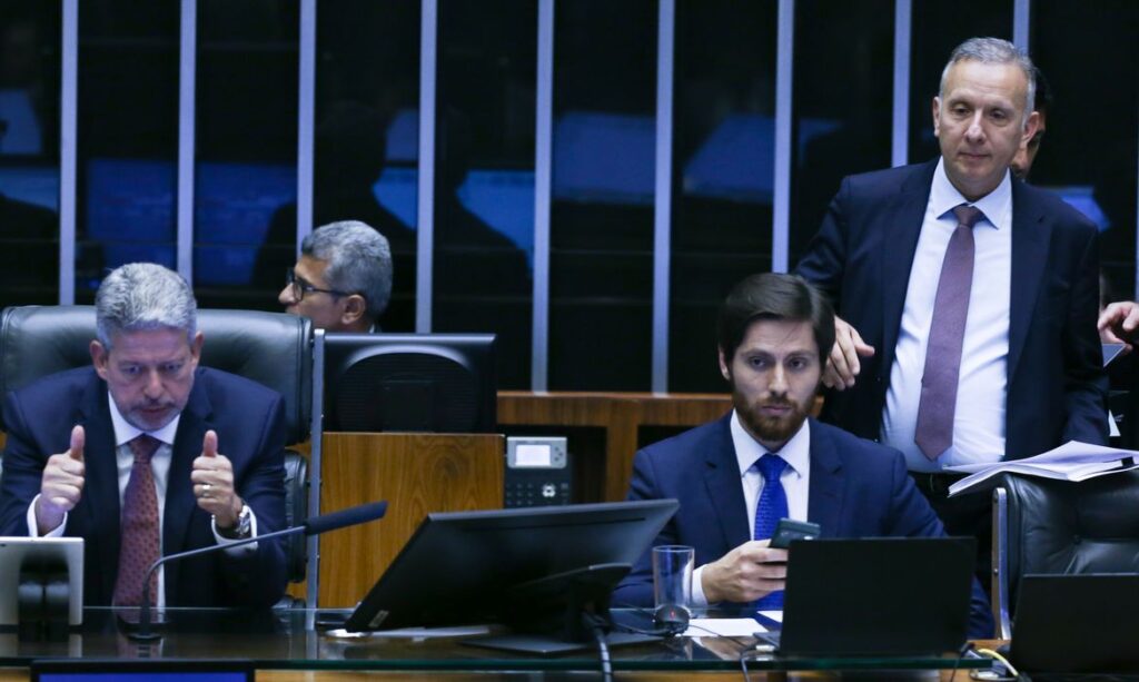 Câmara aprova texto-base da reforma tributária em 1º turno