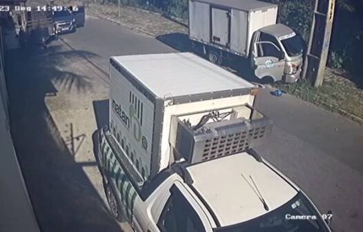 Motorista bate caminhão em poste após ser baleado em tentativa de assalto