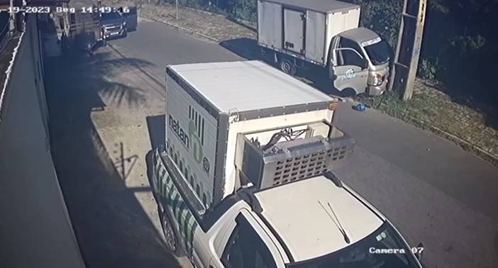 Motorista bate caminhão em poste após ser baleado em tentativa de assalto