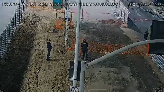 Homem flagrado furtando fios em canteiro de obras é capturado na Praia de Iracema