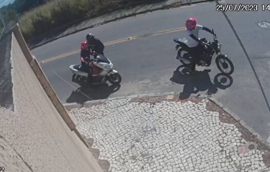 Corretora de imóveis é parada na rua e tem moto roubada por dois homens