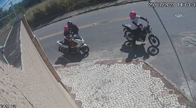 Corretora de imóveis é abordada em rua e tem moto roubada por dois homens