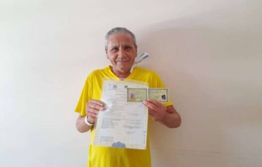 Idoso de 65 anos tira a certidão de nascimento pela primeira vez no Ceará