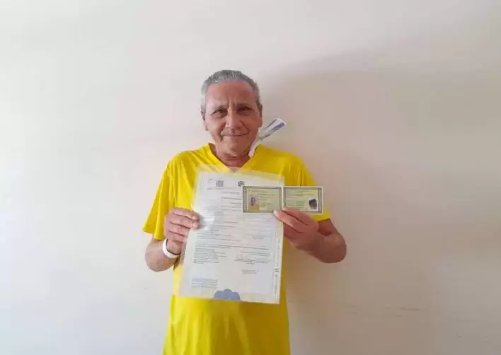 Idoso de 65 anos tira a certidão de nascimento pela primeira vez no Ceará