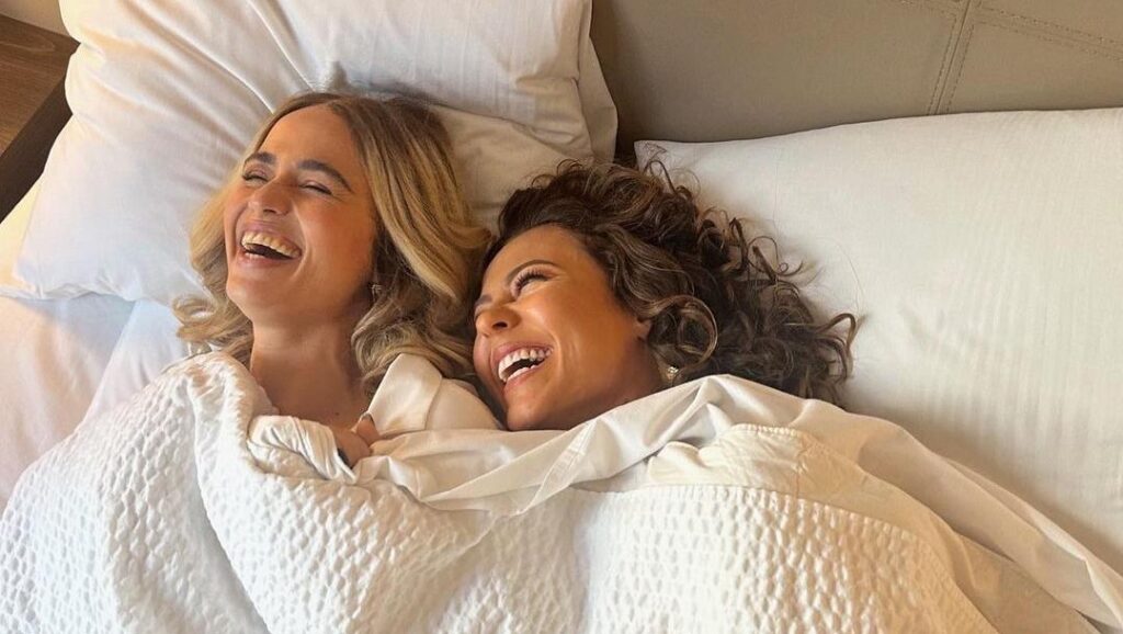 Paolla Oliveira e Nanda Costa postam fotos juntas na cama; veja cliques