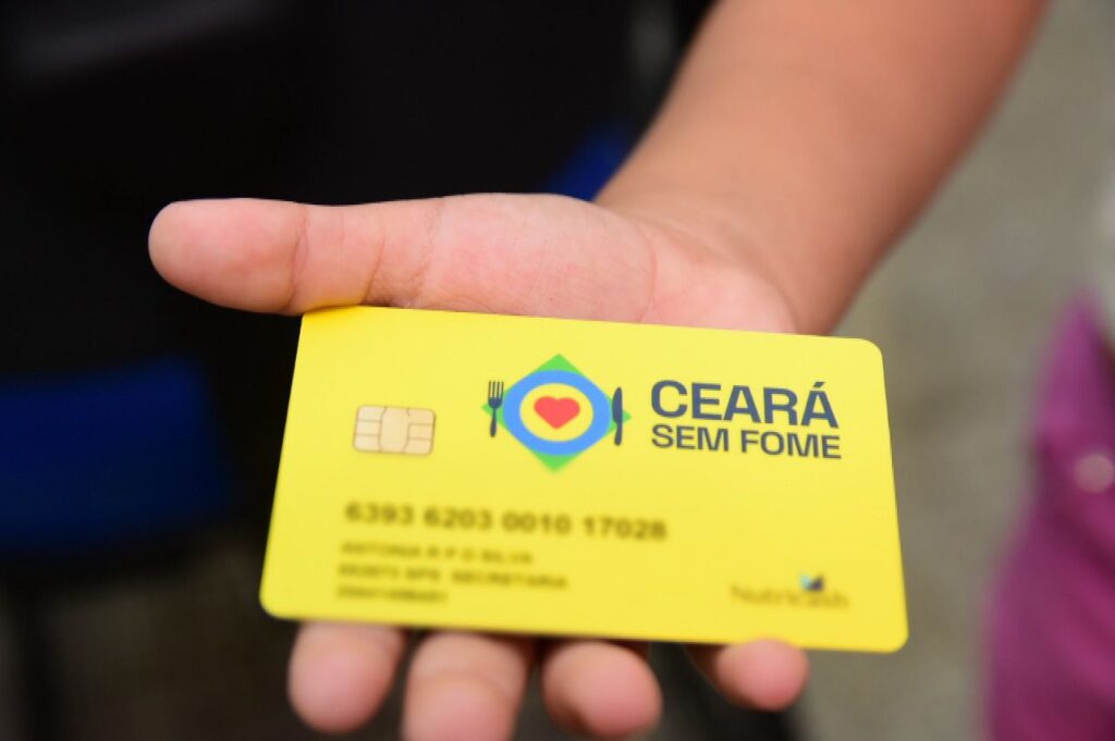 Retardatários do programa Ceará Sem Fome recebem cartão a partir desta terça (11), em Fortaleza