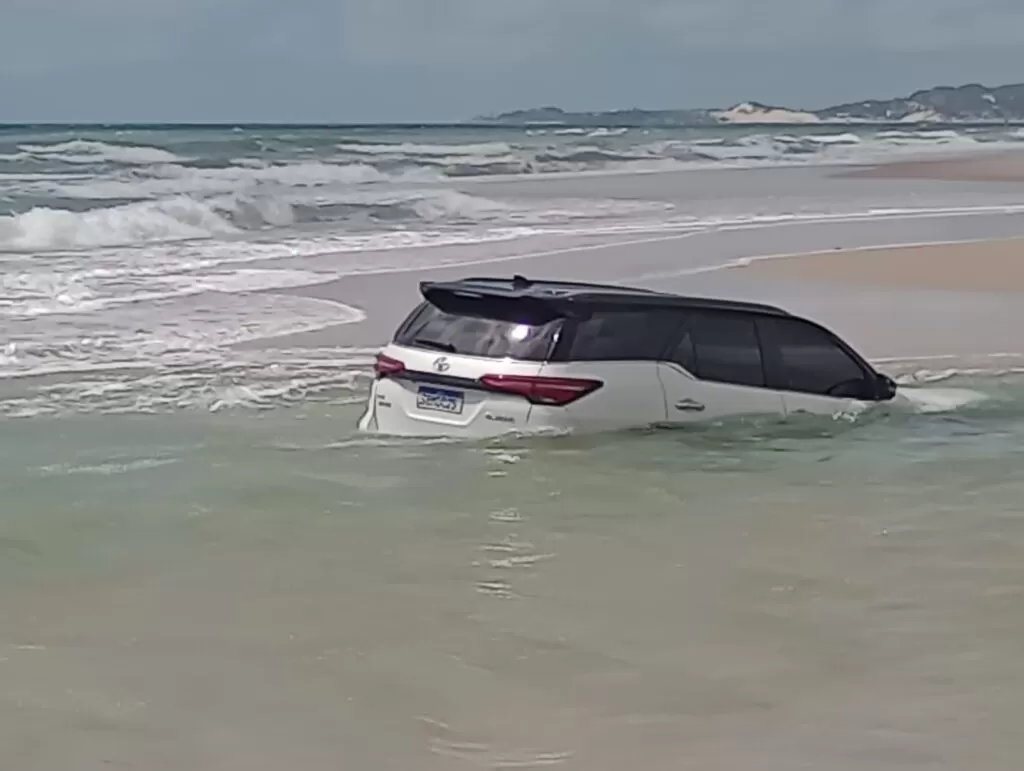 Carro de luxo fica submerso ao tentar fazer travessia no mar em Aquiraz