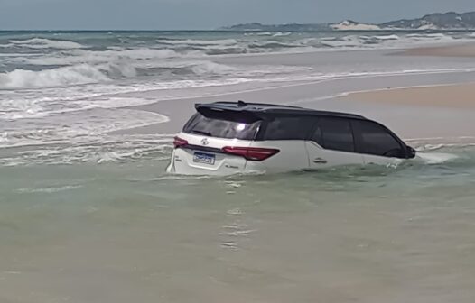 Carro de luxo fica submerso ao tentar fazer travessia no mar em Aquiraz