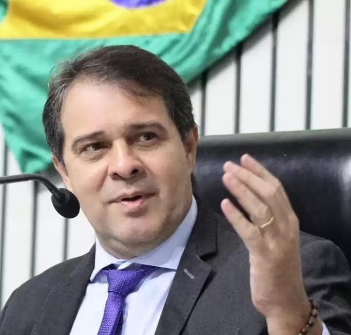 Juiz nega pedido do PDT nacional para barrar saída de Evandro Leitão do partido