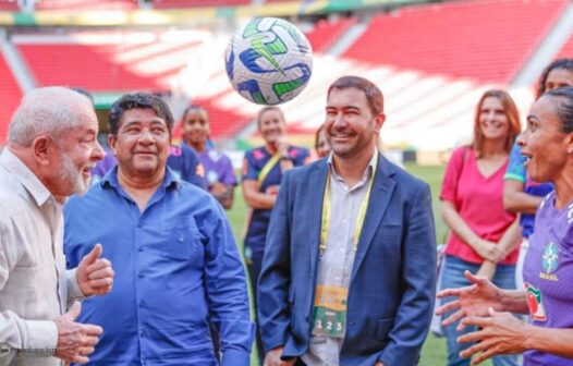 Lula defende igualdade no esporte em visita a treino da seleção feminina