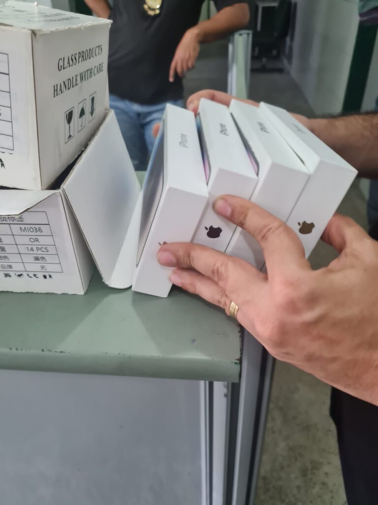 Polícia encontra cerca de 200 celulares em carro após PM rastrear aparelho