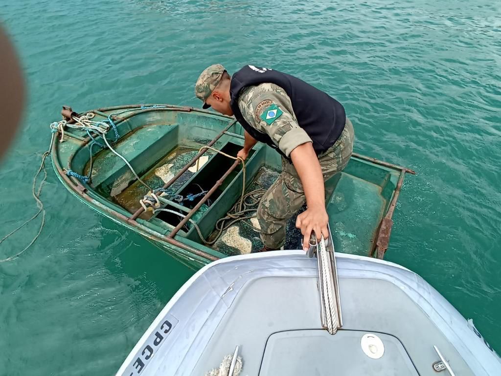 Papelotes de drogas e dinheiro são encontrados em embarcação em Fortaleza