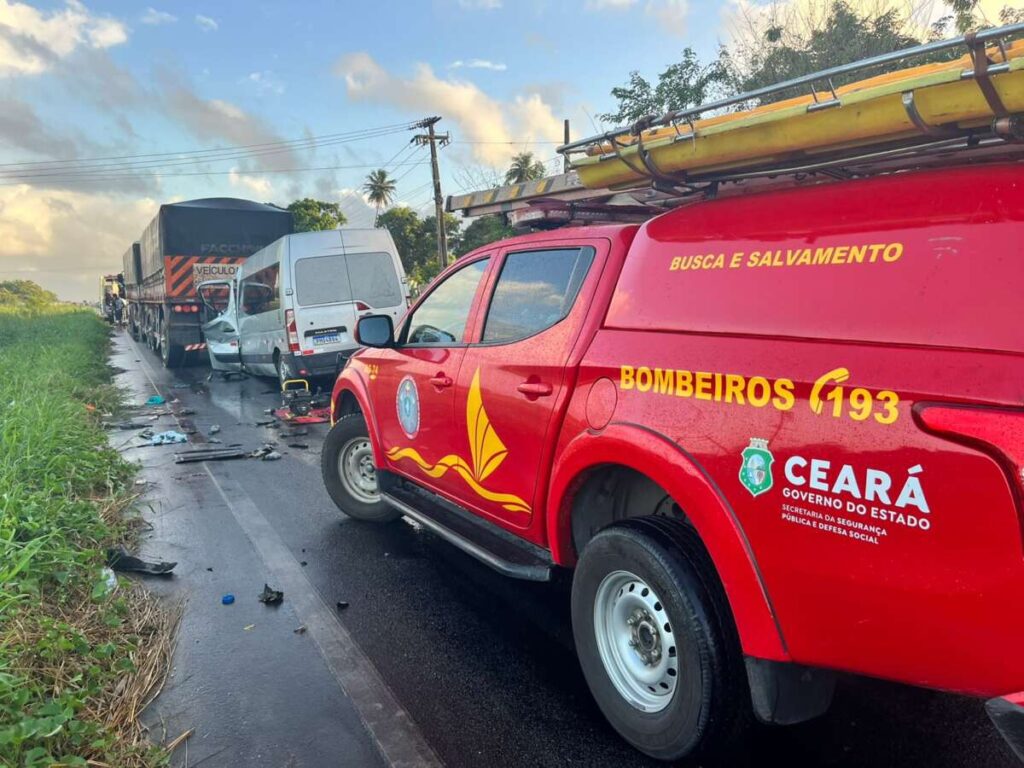 Van que transportava pacientes bate em caminhão e deixa dois mortos no Ceará