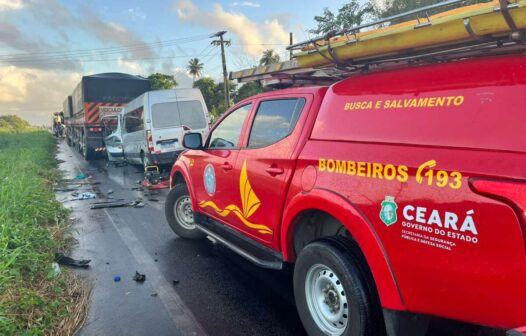 Van que transportava pacientes bate em caminhão e deixa dois mortos no Ceará