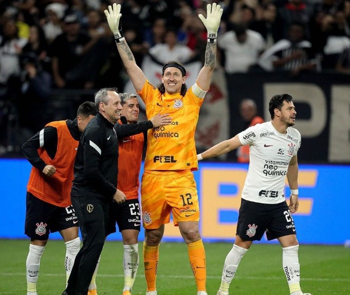 Goleiro do Fortaleza se torna o maior pegador de pênalti do