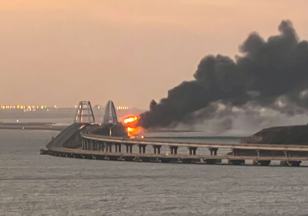 Novas explosões em ponte na Crimeia deixa dois mortos