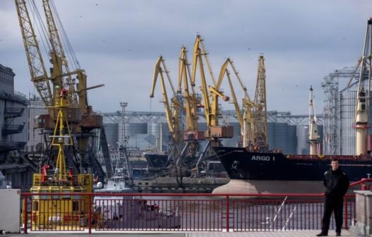 Rússia ataca portos da Ucrânia após suspender acordo de exportação de grãos