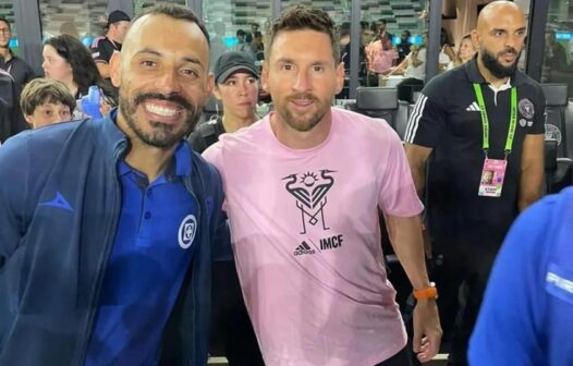 Moisés, ex-Fortaleza, posa ao lado de Lionel Messi em estreia do argentino pelo Inter Miami