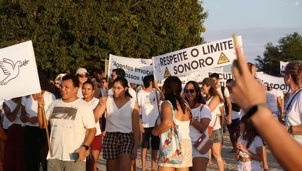 Moradores, empresários e turistas protestam para pedir preservação em Jericoacoara