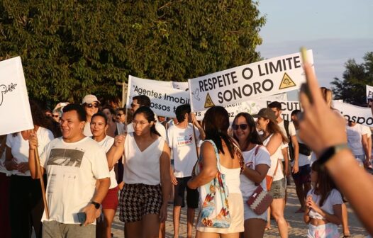 Moradores, empresários e turistas protestam para pedir preservação em Jericoacoara