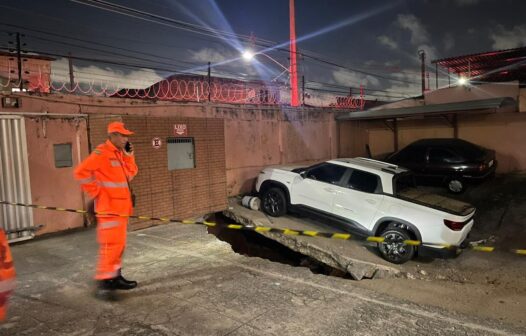 Defesa Civil vistoria prédio residencial após piso de estacionamento afundar