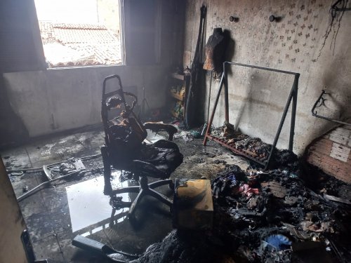 Corpo de Bombeiros apaga incêndio de residência em Quixadá
