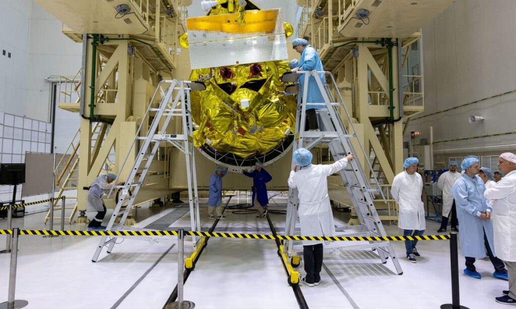 Rússia lança primeira sonda lunar em 47 anos em corrida espacial contra a Índia