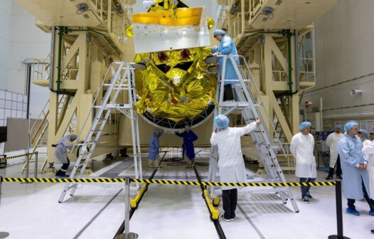 Rússia lança primeira sonda lunar em 47 anos em corrida espacial contra a Índia