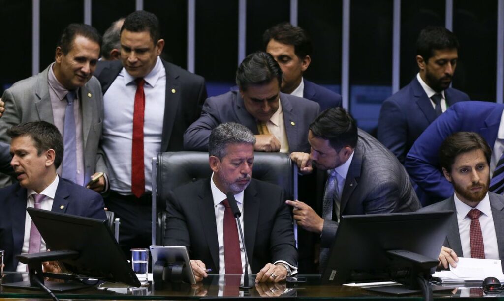 Câmara aprova arcabouço fiscal e exclui da proposta Fundeb e Fundo do DF