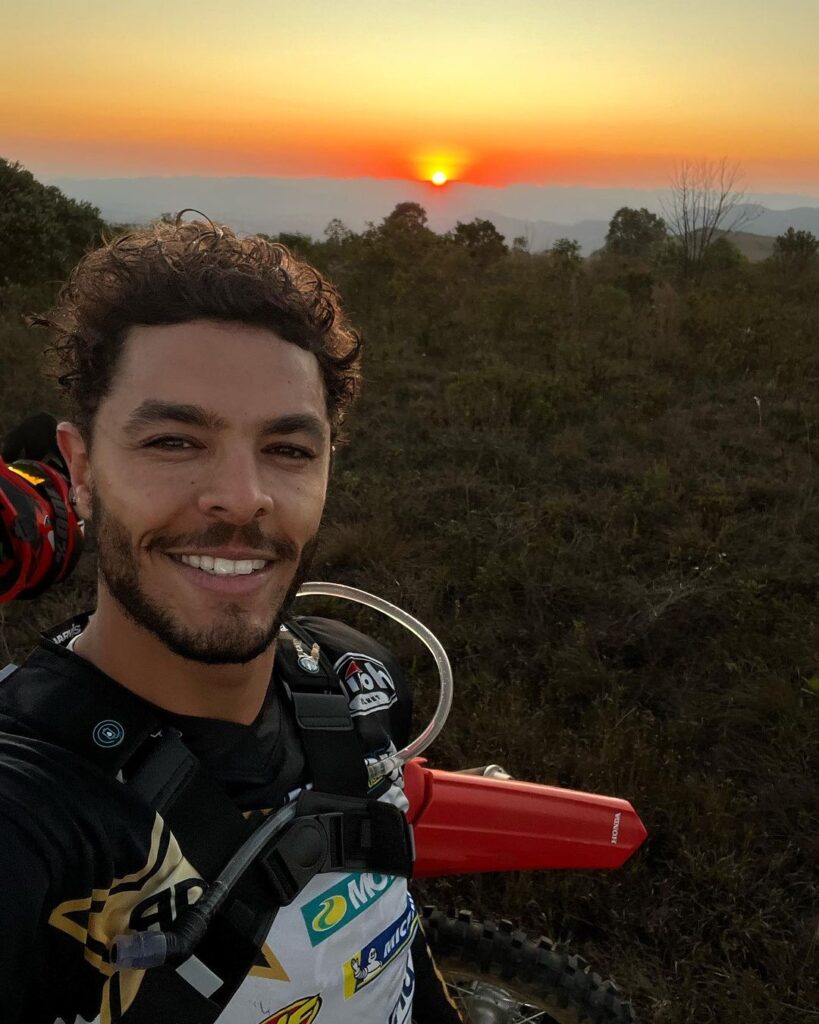 Ator Matheus Abreu, de “Vai na Fé” sofre acidente de moto em MG