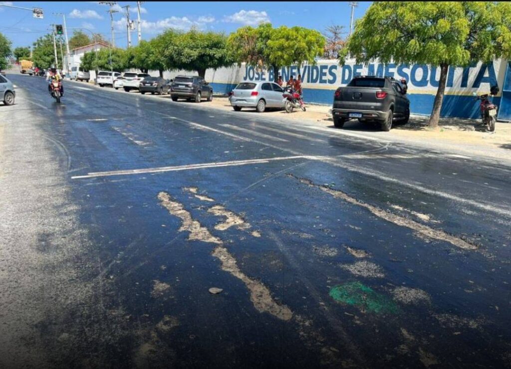 Calor de quase 39ºC derrete asfalto de rua em Santa Quitéria, no Ceará