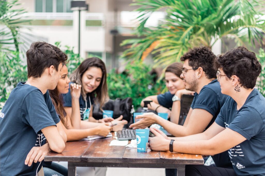 Evento reúne mais de 30 empresas com oportunidades de estágio e emprego