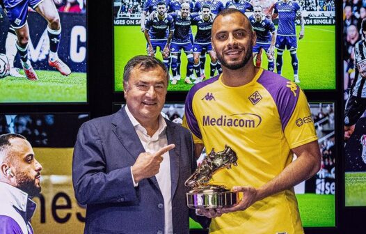 Arthur Cabral, de saída da Fiorentina, recebe chuteira de ouro por artilharia