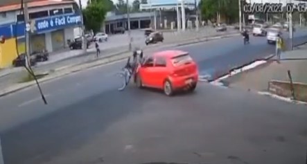 Casal em bicicleta é atropelado e motorista foge sem prestar socorro em Fortaleza