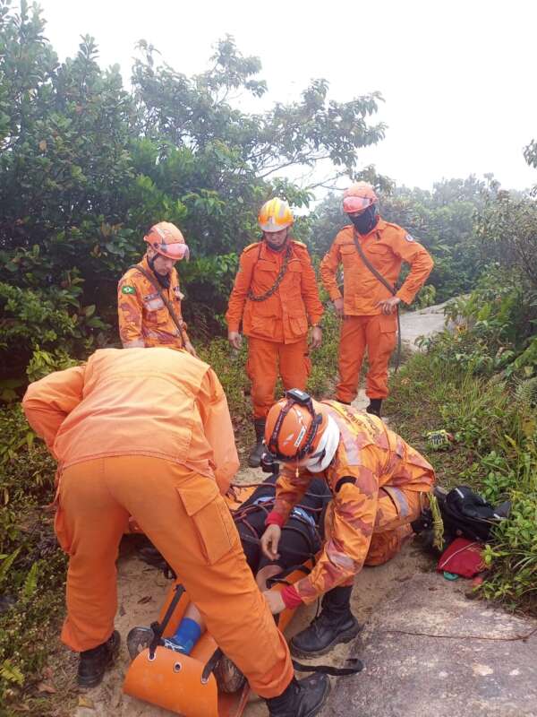 Resgate de trilheiro que ficou com a coluna travada na Serra de Maranguape termina após 16 horas