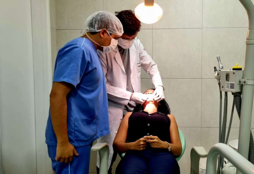 Dores de cabeça podem indicar problemas dentários, alerta especialista