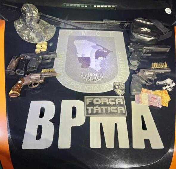 Polícia Militar prende trio em festa com três armas, simulacro e drogas