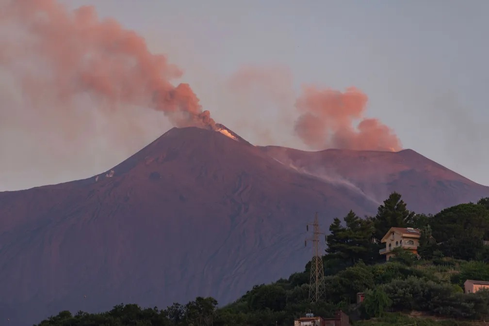 Itália aumenta nível de alerta do vulcão Stromboli para vermelho após nova erupção