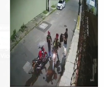 Flagrante de assalto criminosos em motos atacam moradores em rua de Fortaleza