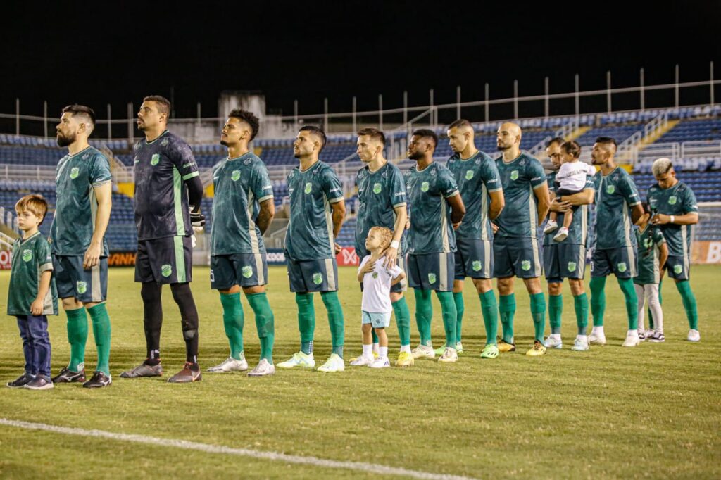 Floresta enfrenta o Confiança precisando da vitória para deixar o Z-4 da Série C