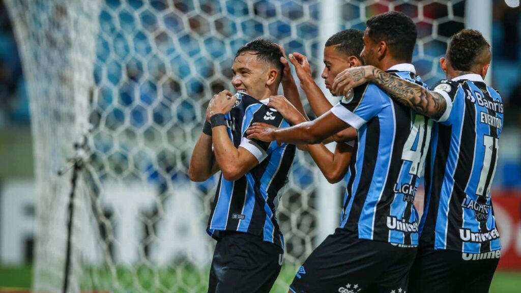 ASSISTIR JOGO DO GRÊMIO AO VIVO ONLINE GRÁTIS COM IMAGEM HOJE, 27/08? GRÊMIO  X CRUZEIRO onde assistir? Veja transmissão do JOGO DO GRÊMIO HOJE AO VIVO  no