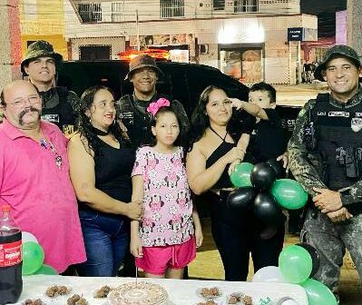 Menina com autismo ganha festa surpresa de policiais militares em Fortaleza