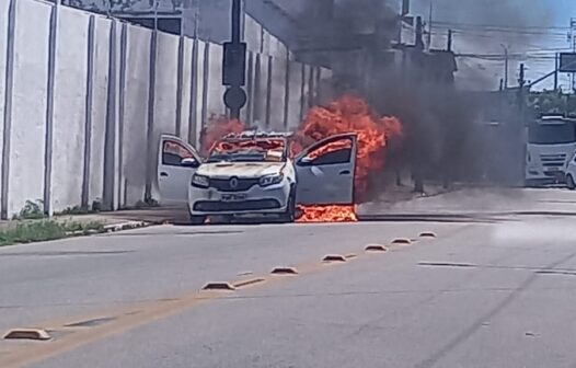 Motociclistas param carro e ateiam fogo no bairro Carlito Pamplona, em Fortaleza